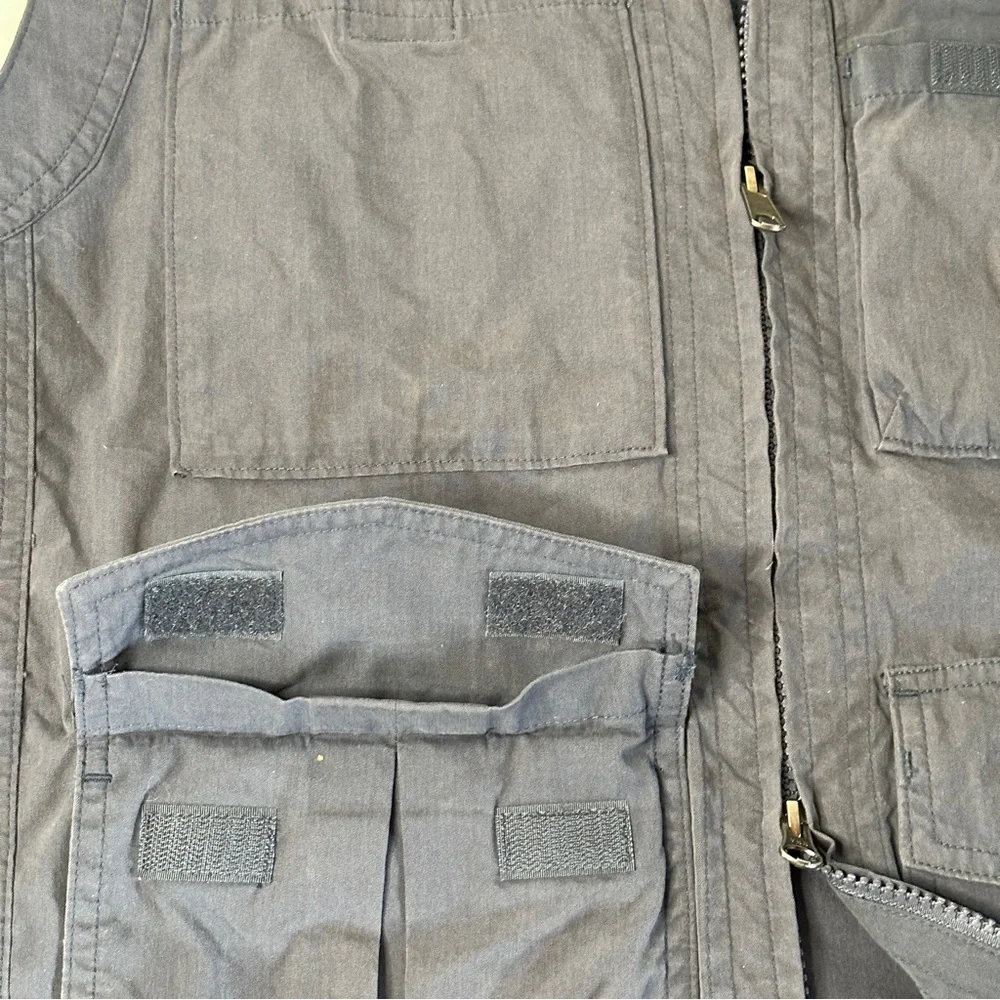 Duluth Trading Gray Cargo Vest M Fishing Hiking Tactical Double Zip Mesh Vents - Picture 5 of 7